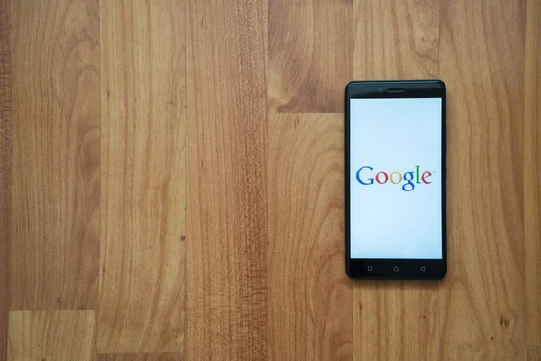 Logo Google na smartphone — Stock fotografie