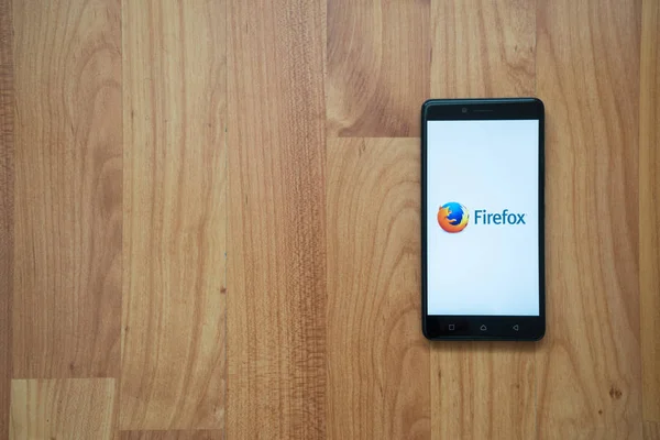 Smartphone cep telefonu ile Mozilla Firefox logosu
