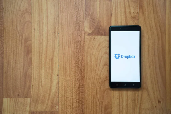 Dropbox logo op smartphone — Stockfoto