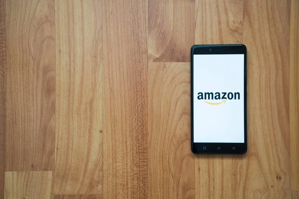 Logotipo Amazon en smartphone — Foto de Stock