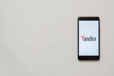 Yandex logo üstünde smartphone perde