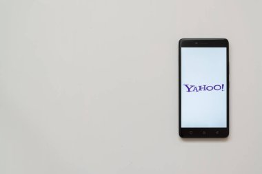 Yahoo logo üstünde smartphone perde