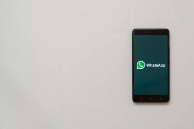 Whatsapp logo üstünde smartphone perde