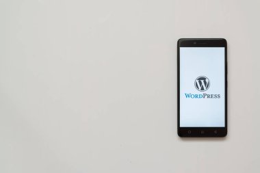 WordPress logo üstünde smartphone perde