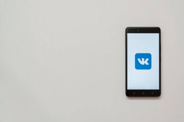 Vkontakte logo üstünde smartphone perde