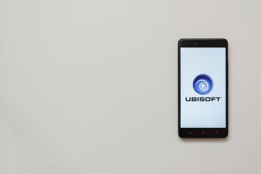 Ubisoft logo üstünde smartphone perde