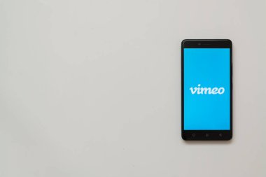 Vimeo logo üstünde smartphone perde