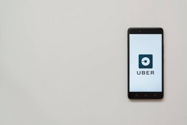 Uber logo üstünde smartphone perde