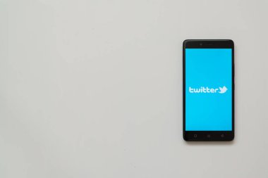 Heyecan logo üstünde smartphone perde