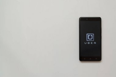 Uber logo üstünde smartphone perde