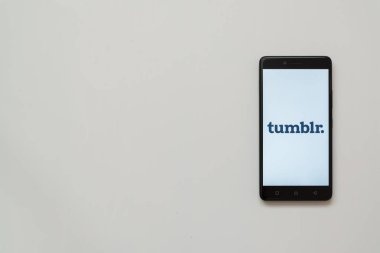 Tumblr logo üstünde smartphone perde