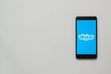 Skype logo üstünde smartphone perde