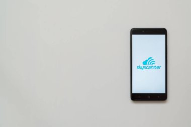 Skyscanner logo üstünde smartphone perde