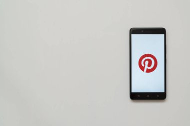 Pinterest logo üstünde smartphone perde