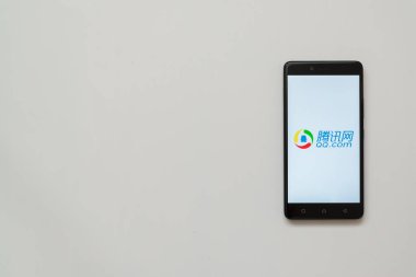 QQ.com logo üstünde smartphone perde