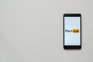 Pornhub logo üstünde smartphone perde