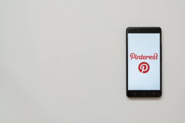 Pinterest logo üstünde smartphone perde