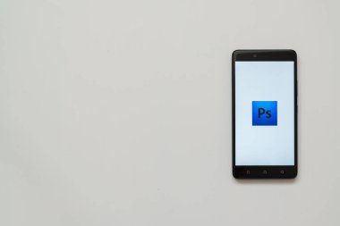 Adobe photoshop logo üstünde smartphone perde