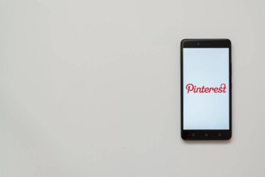 Pinterest logo üstünde smartphone perde
