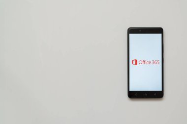 Microsoft Office 365 logo üstünde smartphone perde