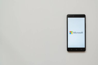 Microsoft logo üstünde smartphone perde
