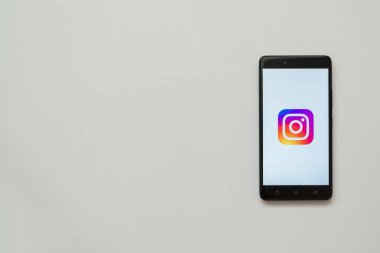 Instagram logo üstünde smartphone perde