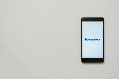 Lenovo logo üstünde smartphone perde
