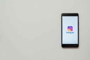 Instagram logo üstünde smartphone perde