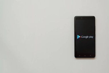 Google oyun deposu logo üstünde smartphone perde