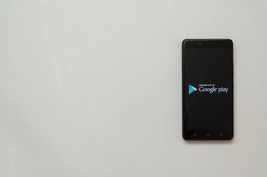 Google oyun deposu logo üstünde smartphone perde