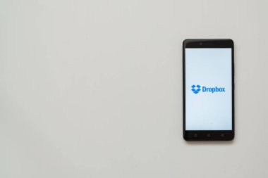 Dropbox logo üstünde smartphone perde