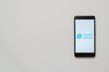 Internet explorer logo üstünde smartphone perde