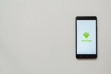 Duolingo logo üstünde smartphone perde