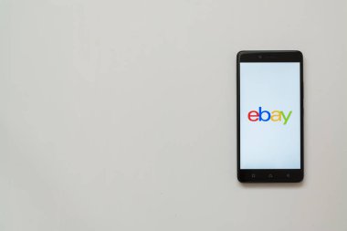 EBay logo üstünde smartphone perde