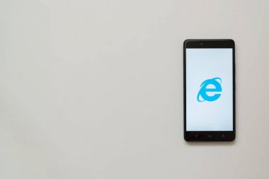 Internet explorer logo üstünde smartphone perde