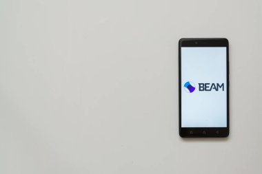 Işın logo üstünde smartphone perde