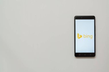 Bing logo üstünde smartphone perde