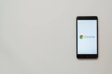 Google chrome logosu smartphone ekranında