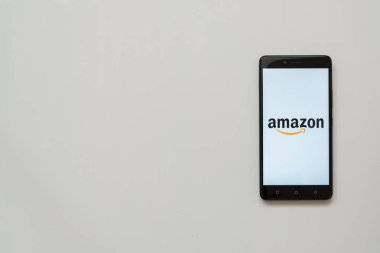 Amazon logo üstünde smartphone perde