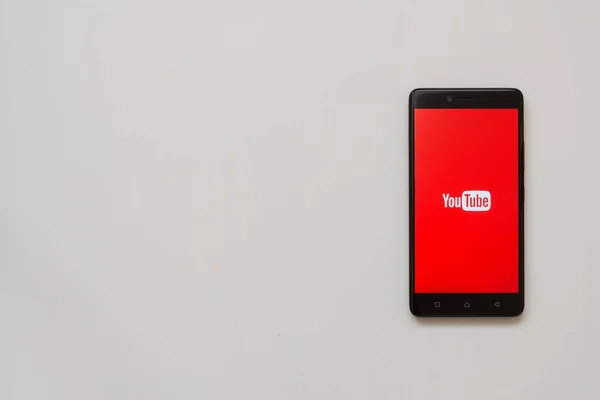 Logo YouTube na ekranie smartfonu — Zdjęcie stockowe