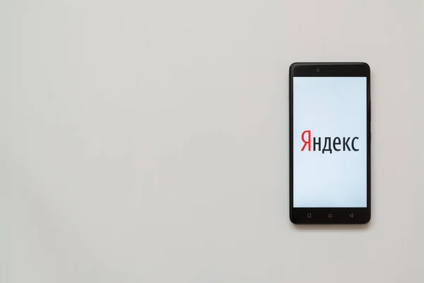 Na smartphone obrazovky logo Yandex — Stock fotografie