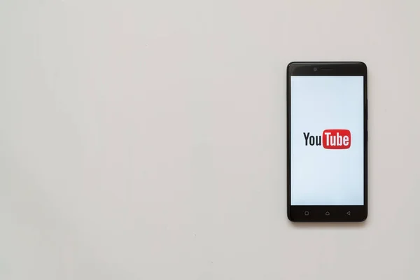 Logo YouTube na ekranie smartfonu — Zdjęcie stockowe