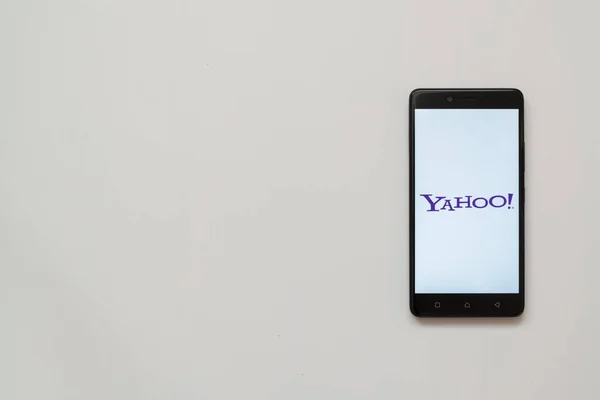 Logotipo de Yahoo en la pantalla del smartphone — Foto de Stock