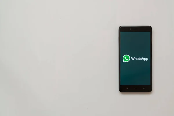 Whatsapp logo üstünde smartphone perde — Stok fotoğraf