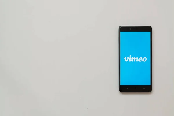 Logotipo Vimeo na tela do smartphone — Fotografia de Stock