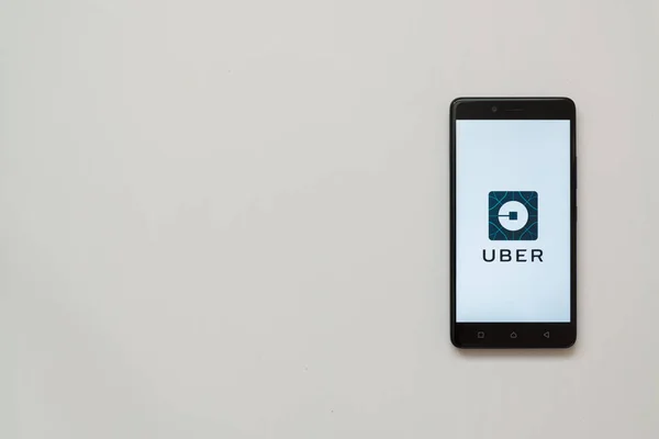 Logotipo Uber na tela do smartphone — Fotografia de Stock