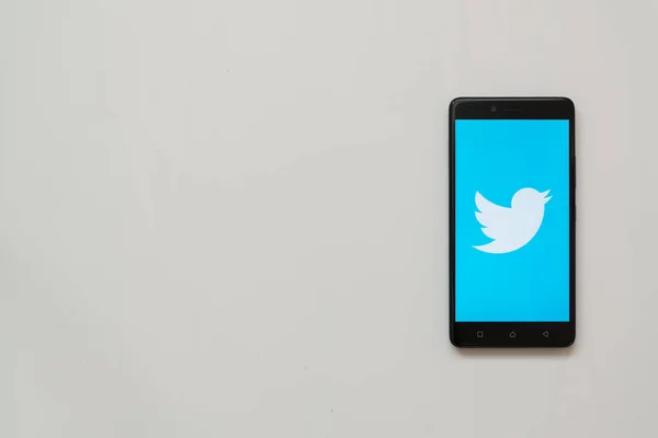 Logo de Twitter en la pantalla del smartphone — Foto de Stock