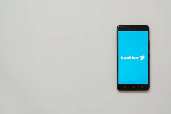 Логотип Twitter на экране смартфона — стоковое фото