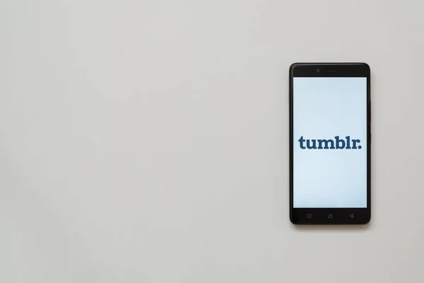 Tumblr logo na obrazovce chytrého telefonu — Stock fotografie
