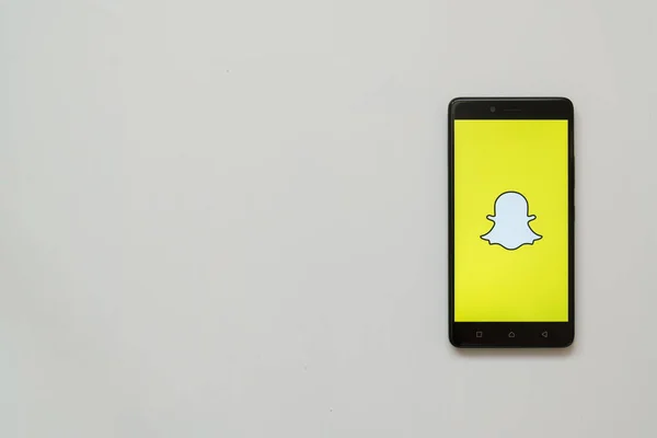 Snapchat logo üstünde smartphone perde — Stok fotoğraf